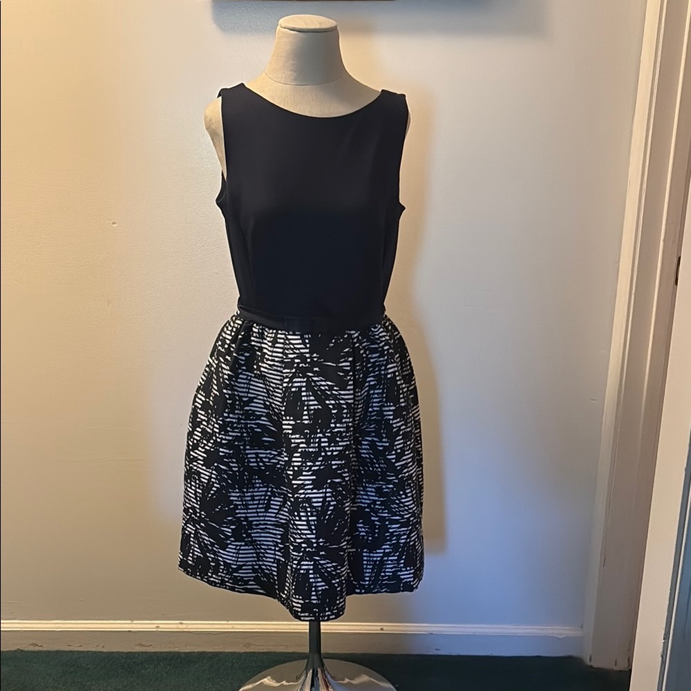 Just...Taylor Monochrome Sleeveless Dress size 8. Navy and White